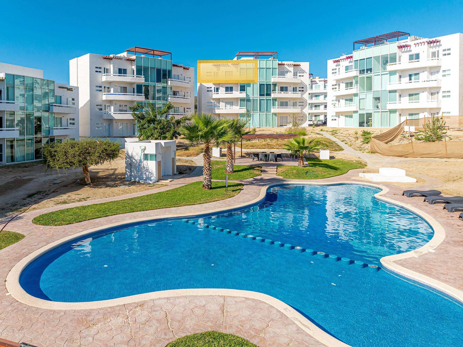 Los Cabos Magisterial Este Hermoso Condo combina amplitud, iluminación natural y acabados de calidad en una de las zonas más cómodas y prácticas para vivir , con cochera para dos autos y portón eléctrico. Cuenta con sala, comedor y cocina amplia con barra de granito. Los baños están renovados con canceles de vidrio, regaderas tipo lluvia y acabados modernos. Pisos de mármol, buena ventilación y excelente distribución. Lista para habitar o invertir, en una zona cómoda y céntrica. for sale