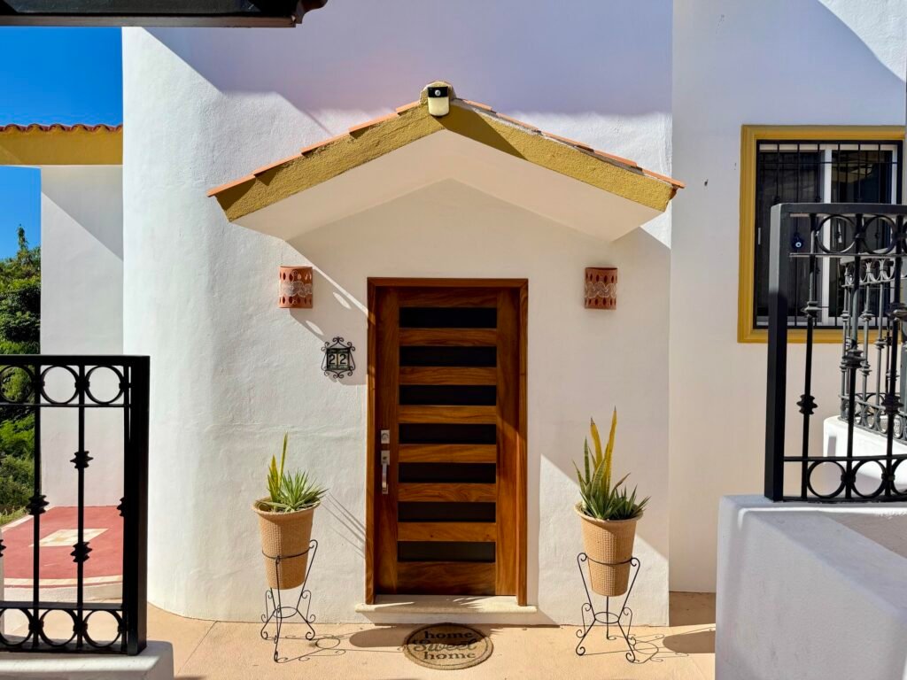 Los Cabos Cabo Del Mar Ecopark This modern-designed home stands out for its spacious areas, excellent layout, and full equipment, positioning itself as one of the most complete properties currently available within the development.The property combines functionality, comfort, and private outdoor spaces, making it ideal for those seeking a comfortable residence or an investment in a constantly growing area of Cabo San Lucas. – 22 Cabo Bello, Cabo Corridor, BS