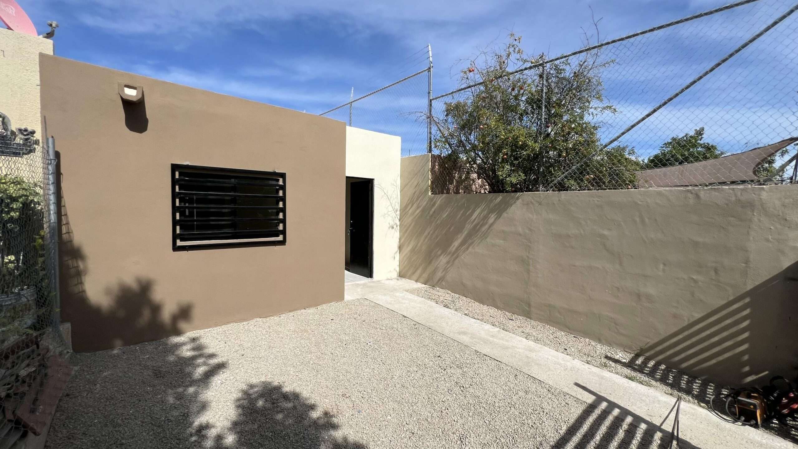 Los Cabos Lomas Del Valle Precio: 2,750,000 MXNPropiedad en Lomas del Valle, Cabo San Lucas, para quienes priorizan amplitud y privacidad. Destaca su terreno generoso de 240 m², con vasto espacio abierto, impresionantes vistas panorámicas a la montaña y ausencia de vecino colindante.La construcción de 74 m² está en proceso de remodelación, con entrega en enero de 2026. Incluye tres recámaras espaciosas, un baño completo y área de lavado. Cocina con mueble integral restaurado, sin muebles ni equipamiento adicional.Lista para escriturar y financiable con crédito hipotecario. Imágenes con muebles son ilustrativas, para mostrar potencial.Oportunidad única para un hogar sereno. Contacte para detalles y visitas. for sale