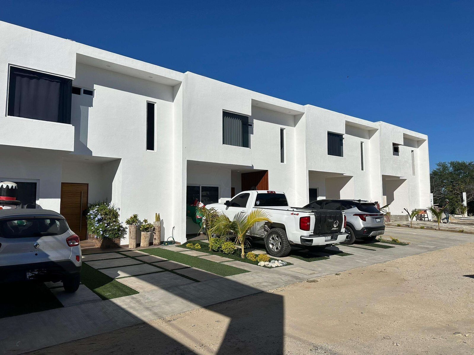Los Cabos Monte Real Casa en Privada Cola de Caballo, Fraccionamiento Monte RealHermosa casa de dos plantas diseñada para ofrecerte comodidad y funcionalidad en cada rincón. Cuenta con dos amplias 2 habitaciones, un baño y medio, cocina integral completamente equipada, sala y comedor integrados que crean un ambiente perfecto para convivir en familia.Uno de sus mayores atractivos es su privilegiada ubicación dentro de la Privada Cola de Caballo, en el reconocido Fraccionamiento Monte Real, donde disfrutarás de todo lo que necesitas a pocos minutos: escuelas, clínicas de salud, supermercados y acceso rápido a las principales vías de comunicación, haciendo tu día a día mucho más práctico.La propiedad cuenta además con una cisterna de 5,000 litros y está ubicada en esquina dando mayor rp for sale