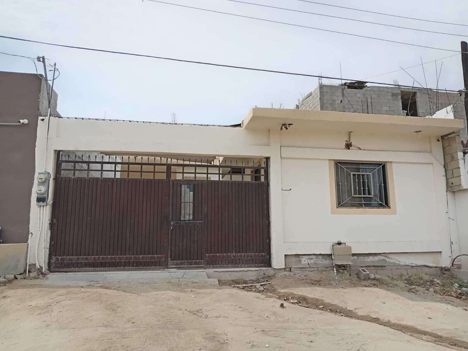 Los Cabos Monte Real Casa en Privada Cola de Caballo, Fraccionamiento Monte RealHermosa casa de dos plantas diseñada para ofrecerte comodidad y funcionalidad en cada rincón. Cuenta con dos amplias 2 habitaciones, un baño y medio, cocina integral completamente equipada, sala y comedor integrados que crean un ambiente perfecto para convivir en familia.Uno de sus mayores atractivos es su privilegiada ubicación dentro de la Privada Cola de Caballo, en el reconocido Fraccionamiento Monte Real, donde disfrutarás de todo lo que necesitas a pocos minutos: escuelas, clínicas de salud, supermercados y acceso rápido a las principales vías de comunicación, haciendo tu día a día mucho más práctico.La propiedad cuenta además con una cisterna de 5,000 litros y está ubicada en esquina dando mayor rp for sale
