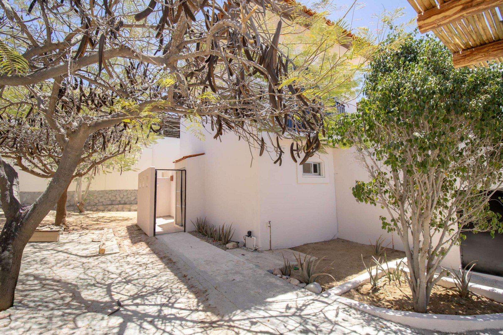 Los Cabos Punta Arena Ideal for a permanent residence or family or an investment property. The house is a very comfortable 3 bedroom 2 and a half bath house with the sleeping rooms below and the family living area above where you can enjoy the for sale