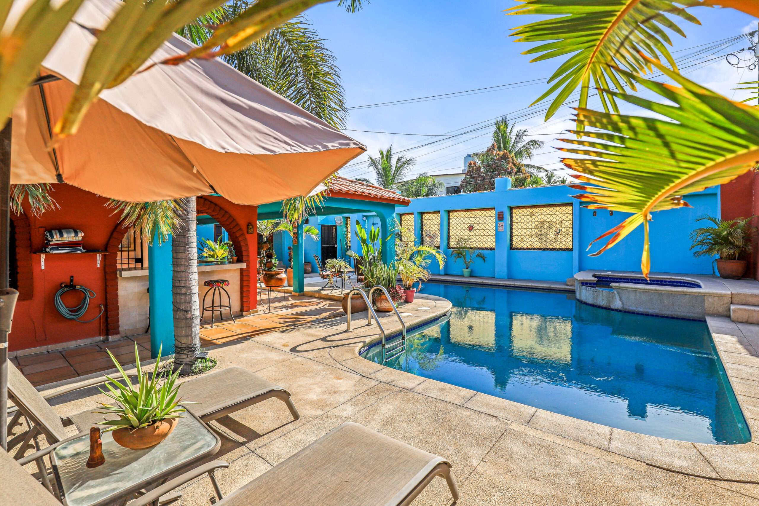 Los Cabos Quintas California in a quiet area whit no traffic congestion, just 2.5 km from la marina and downtown Cabo San Lucas an excellent option for living, it features:- 3 bedroom- A tv room- 2.5 bathroom- 2 parking spaces - Space for a garden and pool- 173 m2 of construction- 200 m2 of land- Granite countertops- 100 liter stationary gas tankEn una zona tranquila y sin caos vial a solo 2.5 km de distancia de la marina y centro de Cabo San Lucas, excelente para vivir , cuenta con:3 recamaras una tv room2.5 baños2 espacios para estacionamiento espacios para jardín y alberca173 m2 de construcción 200 m2 de terrenoCubierta de granito for sale
