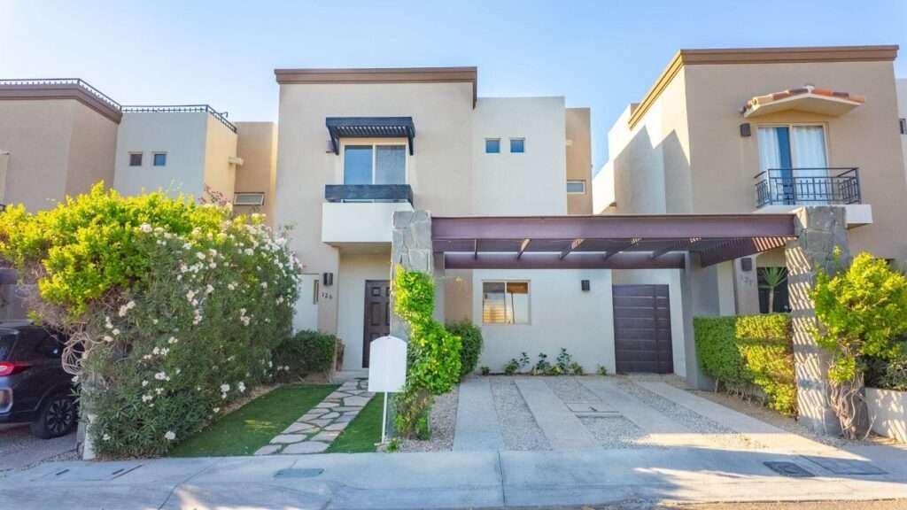 Los Cabos Lomas De Brisas House for Sale - Privada Residencial Santa Bárbara, Cabo San LucasLive with comfort and privacy in this furnished and equipped home, featuring spacious areas, excellent layout, and the peace of living in a gated community.✨ Features:• 4 bedrooms | 2.5 bathrooms• TV area, living room, dining room, and equipped kitchen• Porch and balcony• Laundry area and machine room• Covered parking for 2 cars• Solar water heater, 25,000 L cistern + additional 2,200 L tank• 3,500-watt power generator• Lot size: 188.52 m² | Construction: 202.66 m²💰 Payment options: Cash, Infonavit, or bank financing📑 Free of liens, ready for title transfer📍 Lot 1, Block 3, Calle Balsa - Privada Residencial Santa Bárbara – Albatros, Cabo Corridor, BS