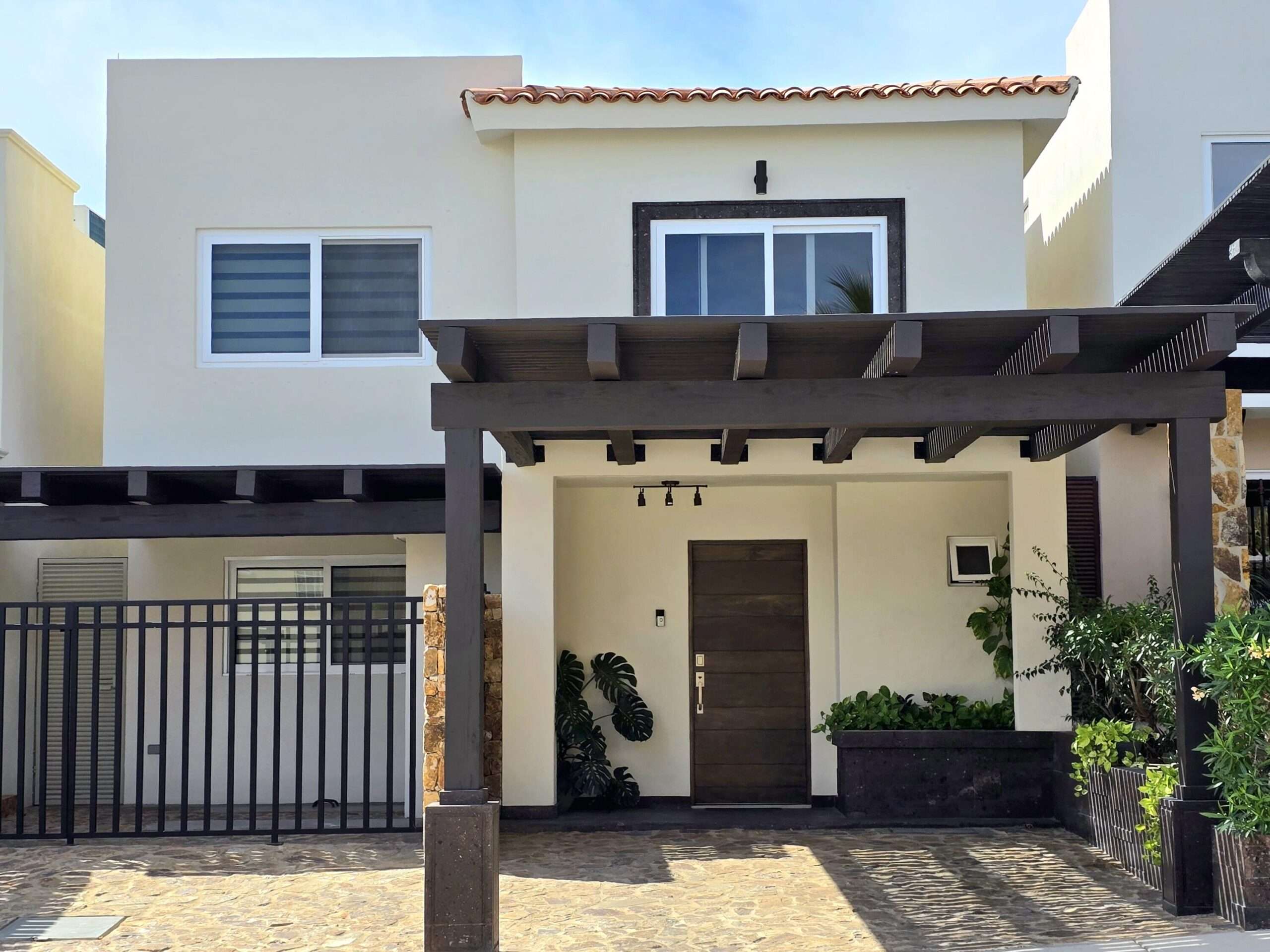 Los Cabos Toscana Residences Located at the Hidden Gem of El Tezal, House #9. This charming home offers a blend of comfort and convenience in a picturesque setting. Ground Floor: Features three spacious bedrooms, two full bathrooms, a TV area, and a backyard with direct access to the terrace and roof. Middle Level: Includes a well-designed kitchen, laundry room, dining area, living area, and additional social space. Enjoy two terraces and stunning ocean for sale