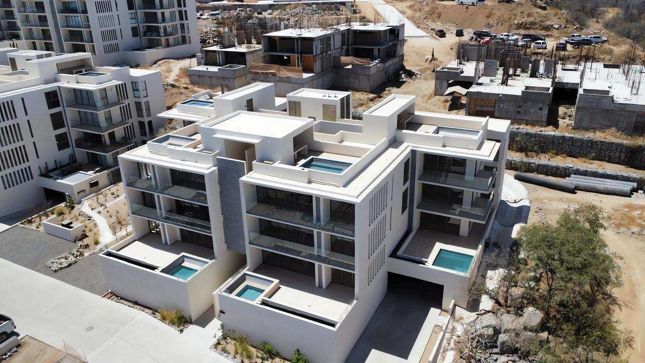 Los Cabos Marea Los Cabos Modern 3-bedroom penthouse located on the 6th floor of Marea Los Cabos, offering a prime central location in Cabo San Lucas just minutes from beaches, shopping centers, and top dining options. This bright and contemporary residence features an open-concept living and dining area with abundant natural light, a fully equipped kitchen, and a private terrace with panoramic city for sale