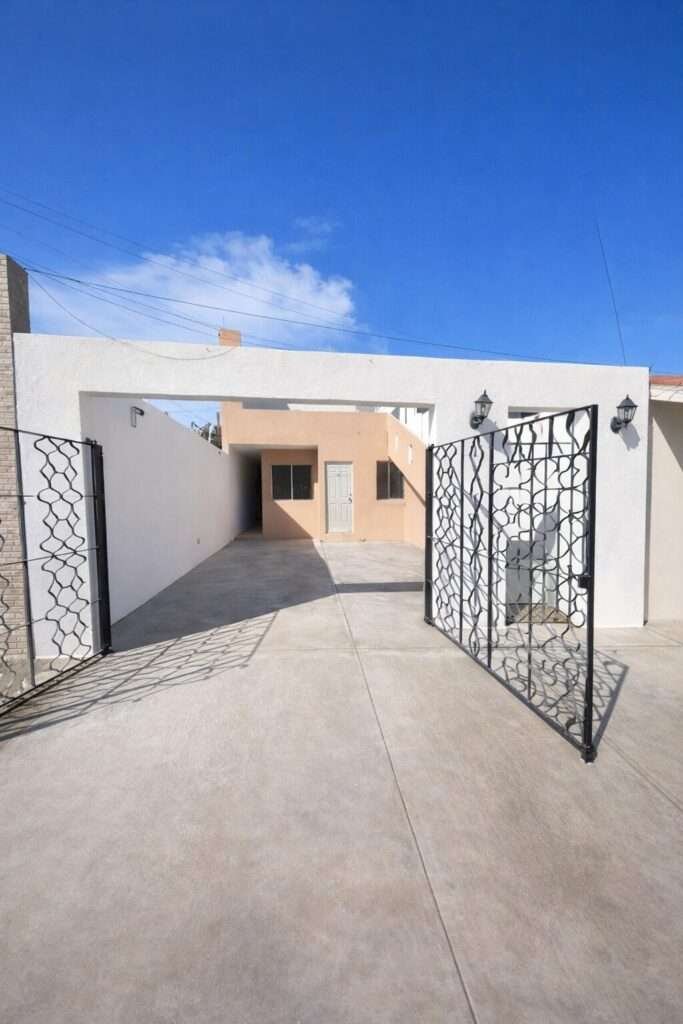 Los Cabos Centro-Csl North Casa habitación con ampliación en planta alta, ideal para inversión en Los Cabos. Planta baja: sala, cocina, 2 recámaras, 1 baño completo y cochera. Planta alta: 2 recámaras tipo estudio, cada una con baño completo y acceso independiente. Permite hasta 3 unidades habitacionales, con privacidad y opción de renta. Ubicada en zona urbana con servicios y vialidades cercanas.Single-family home with upper-level expansion, ideal for investment in Los Cabos. Ground floor: living room, kitchen, 2 bedrooms, 1 full bathroom, and carport. Upper level: 2 studio-style bedrooms, each with a full bathroom and independent access. Allows up to 3 separate units, offering privacy and rental flexibility. Located in an urban area with nearby services and main roads. – Casa Altos de Miramar, Cabo San Lucas, Cabo San Lucas, BS