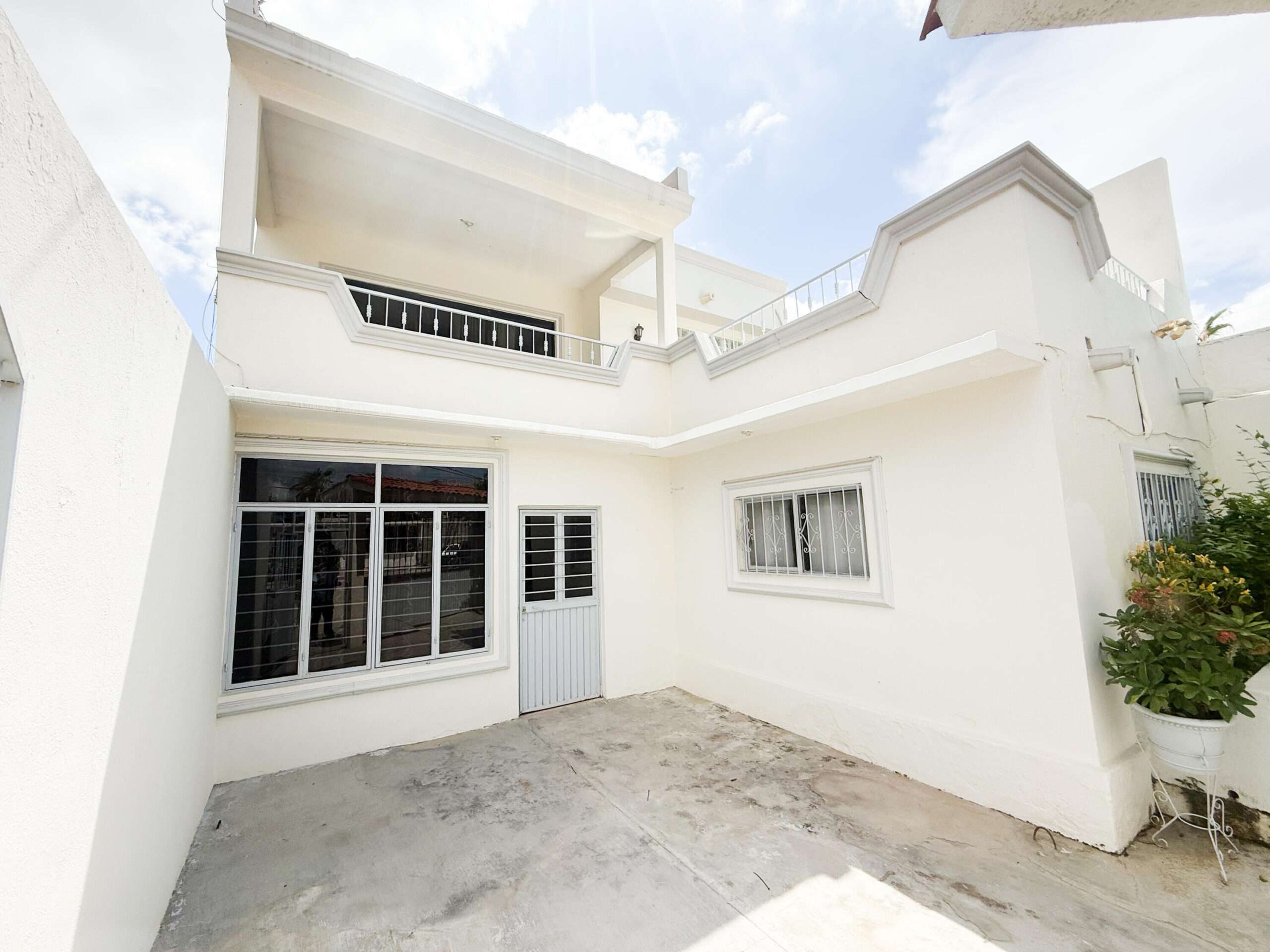 Los Cabos Monte Real Casa en Privada Cola de Caballo, Fraccionamiento Monte RealHermosa casa de dos plantas diseñada para ofrecerte comodidad y funcionalidad en cada rincón. Cuenta con dos amplias 2 habitaciones, un baño y medio, cocina integral completamente equipada, sala y comedor integrados que crean un ambiente perfecto para convivir en familia.Uno de sus mayores atractivos es su privilegiada ubicación dentro de la Privada Cola de Caballo, en el reconocido Fraccionamiento Monte Real, donde disfrutarás de todo lo que necesitas a pocos minutos: escuelas, clínicas de salud, supermercados y acceso rápido a las principales vías de comunicación, haciendo tu día a día mucho más práctico.La propiedad cuenta además con una cisterna de 5,000 litros y está ubicada en esquina dando mayor rp for sale