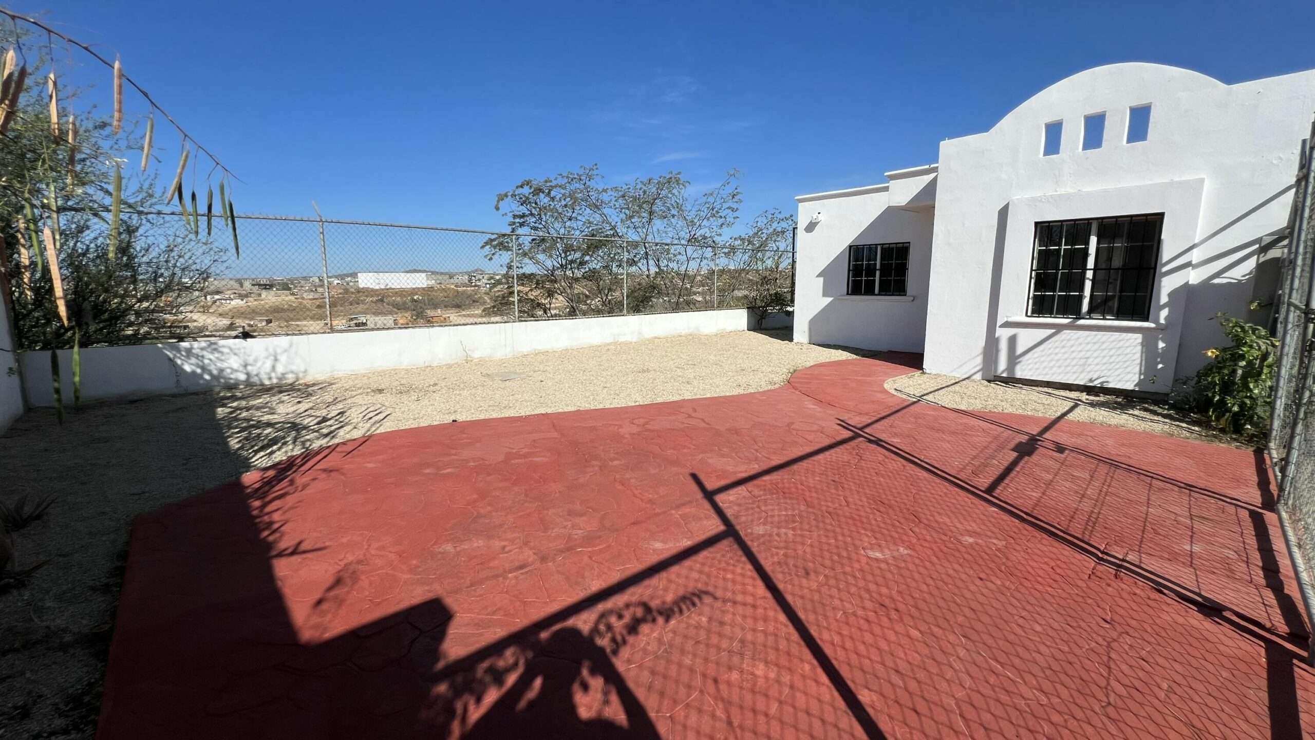 Los Cabos Lomas Del Valle Precio: 2,750,000 MXNPropiedad en Lomas del Valle, Cabo San Lucas, para quienes priorizan amplitud y privacidad. Destaca su terreno generoso de 240 m², con vasto espacio abierto, impresionantes vistas panorámicas a la montaña y ausencia de vecino colindante.La construcción de 74 m² está en proceso de remodelación, con entrega en enero de 2026. Incluye tres recámaras espaciosas, un baño completo y área de lavado. Cocina con mueble integral restaurado, sin muebles ni equipamiento adicional.Lista para escriturar y financiable con crédito hipotecario. Imágenes con muebles son ilustrativas, para mostrar potencial.Oportunidad única para un hogar sereno. Contacte para detalles y visitas. for sale
