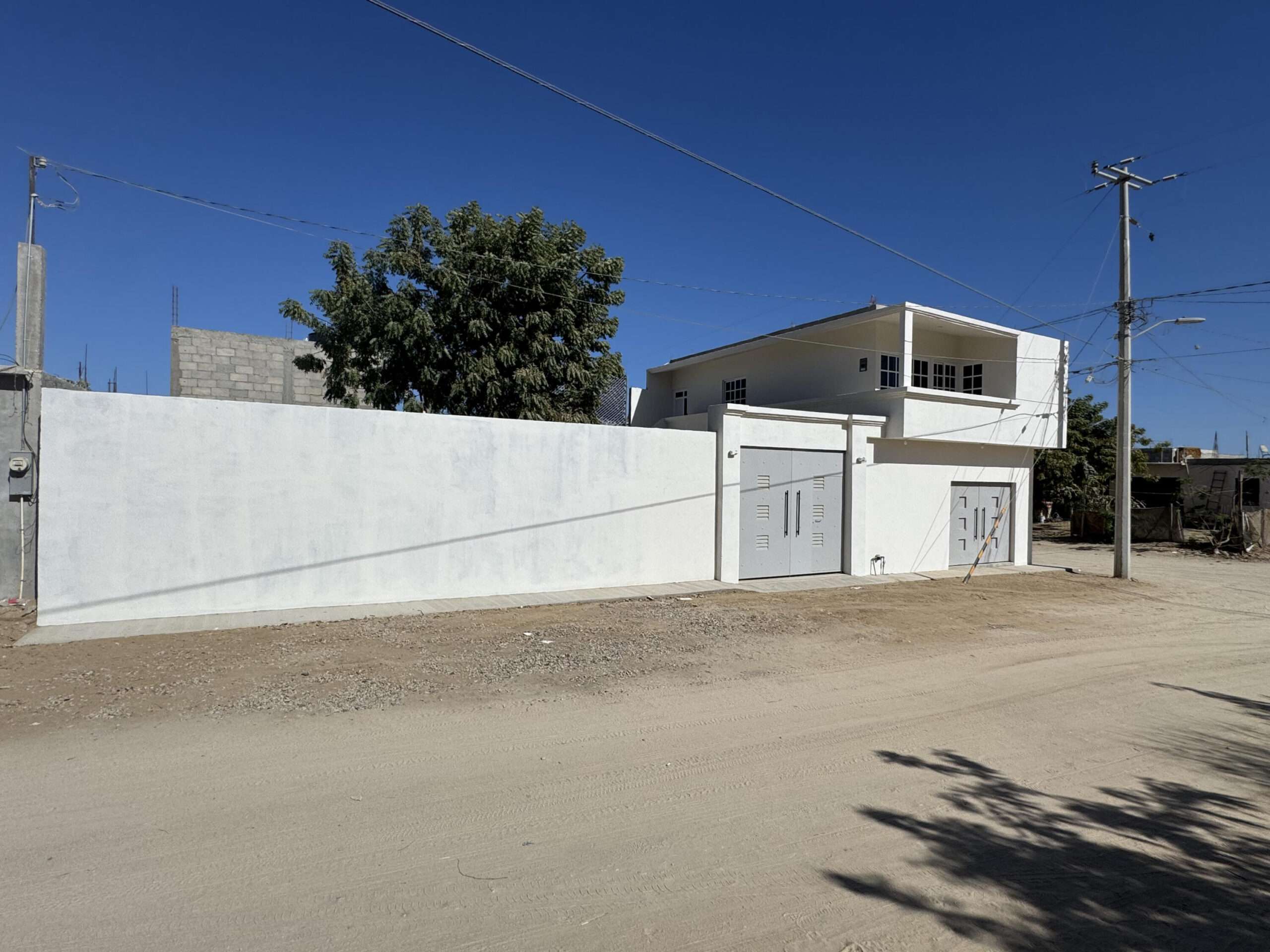 Los Cabos Lomas Del Valle Precio: 2,750,000 MXNPropiedad en Lomas del Valle, Cabo San Lucas, para quienes priorizan amplitud y privacidad. Destaca su terreno generoso de 240 m², con vasto espacio abierto, impresionantes vistas panorámicas a la montaña y ausencia de vecino colindante.La construcción de 74 m² está en proceso de remodelación, con entrega en enero de 2026. Incluye tres recámaras espaciosas, un baño completo y área de lavado. Cocina con mueble integral restaurado, sin muebles ni equipamiento adicional.Lista para escriturar y financiable con crédito hipotecario. Imágenes con muebles son ilustrativas, para mostrar potencial.Oportunidad única para un hogar sereno. Contacte para detalles y visitas. for sale