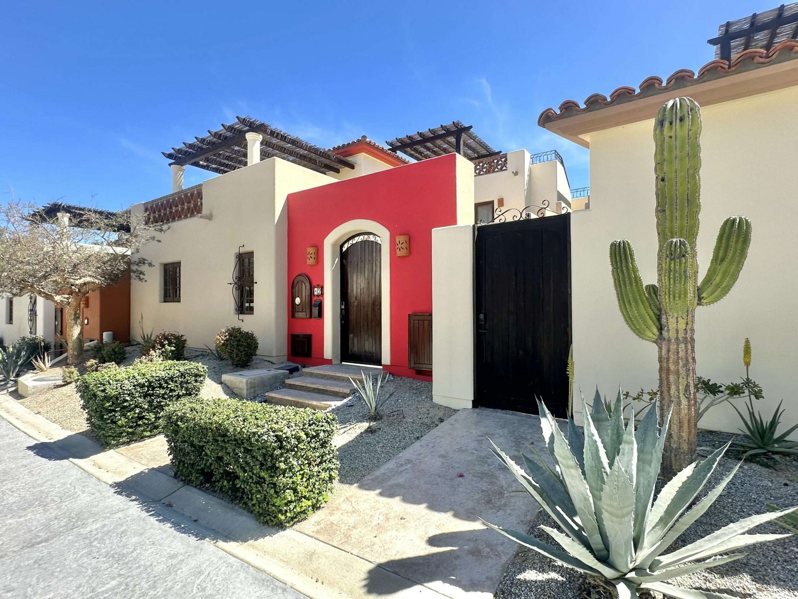 Los Cabos Rancho Par-El Cielito Hot sale! Priced to sell Modern Tuscan Townhome in El CielitoLocated atop Rancho Paraíso, this beautiful 3 bedroom, 3 bathroom corner unit offers privacy, and tranquility. Enjoy stunning ocean for sale