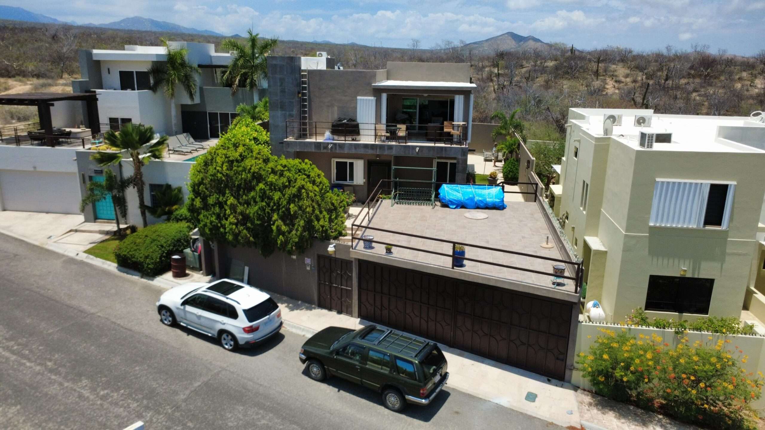 Los Cabos Brisas Del Pac East Casa de un nivel en Brisas del Pacífico con estructura para segundo piso. Cuenta con dos cocheras techadas, sala, sala de estar, cocina con isla y terraza. Terreno de 2,100 m² con gran potencial para alberca, ampliación o desarrollo. Ideal para inversión o vivir.Single-level home in Brisas del Pacífico with structure for a second floor. Features two covered carports, living room, family room, kitchen with island, and terrace. 2,100 m² lot with excellent potential for a pool, expansion, or development. Ideal for living or investment. for sale