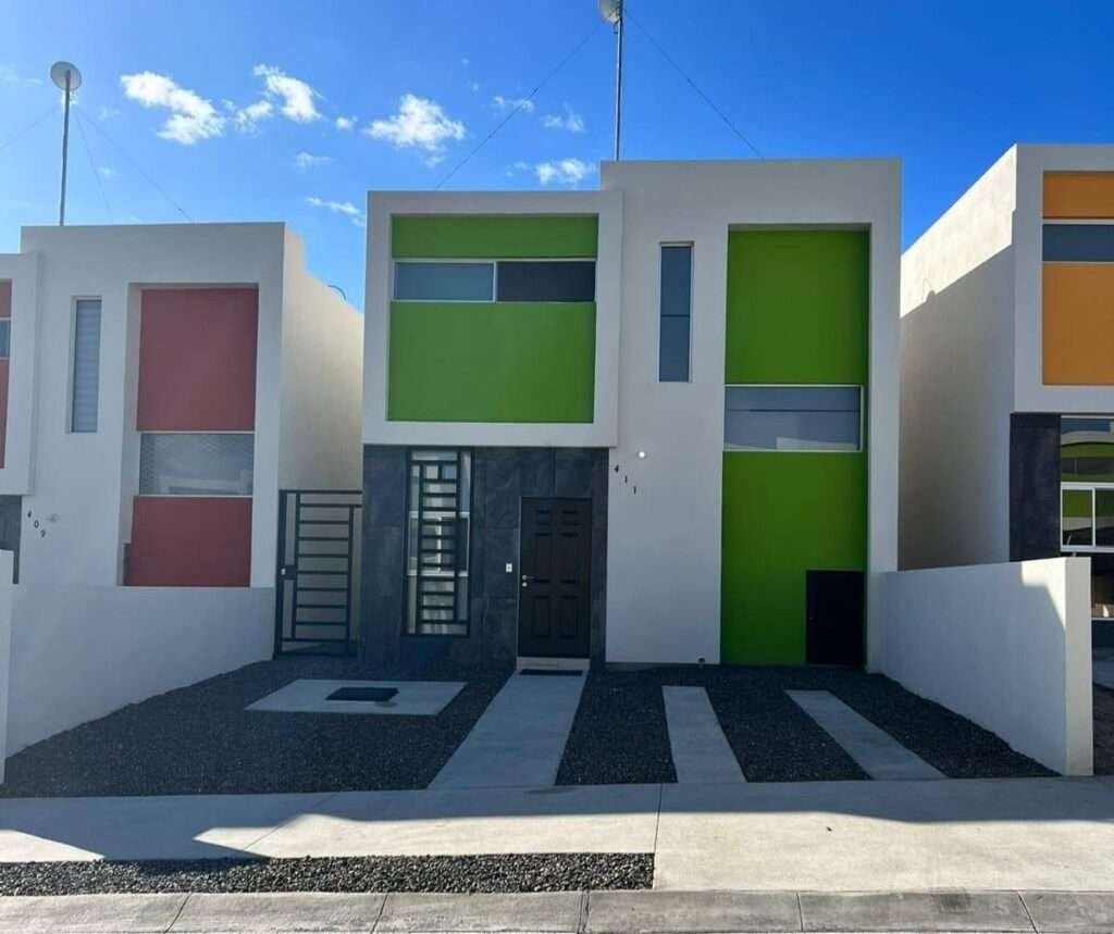 Los Cabos Monte Real Casa en Privada Cola de Caballo, Fraccionamiento Monte RealHermosa casa de dos plantas diseñada para ofrecerte comodidad y funcionalidad en cada rincón. Cuenta con dos amplias 2 habitaciones, un baño y medio, cocina integral completamente equipada, sala y comedor integrados que crean un ambiente perfecto para convivir en familia.Uno de sus mayores atractivos es su privilegiada ubicación dentro de la Privada Cola de Caballo, en el reconocido Fraccionamiento Monte Real, donde disfrutarás de todo lo que necesitas a pocos minutos: escuelas, clínicas de salud, supermercados y acceso rápido a las principales vías de comunicación, haciendo tu día a día mucho más práctico.La propiedad cuenta además con una cisterna de 5,000 litros y está ubicada en esquina dando mayor rp – El Tesoro Residencial CSL, Cabo San Lucas, BS