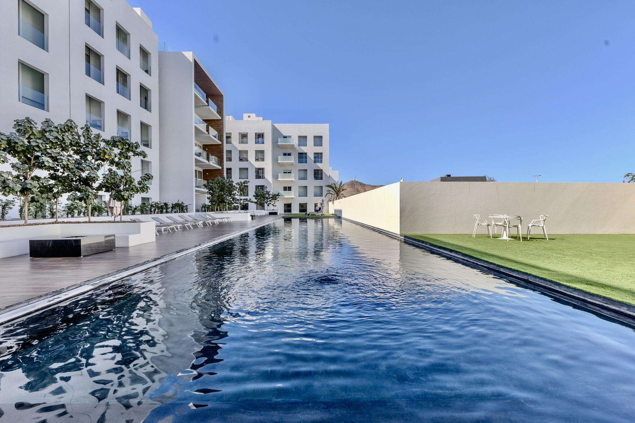 Los Cabos Cardinal Living Oportunidad en Cardinal Living, centro de Cabo. Depto 3 recámaras con lock-off: vive y renta o renta completo. Rooftop con jacuzzi, gym, asadores y vistas. Elevador, parking techado y seguridad 24/7. Listo para generar ingresos. 60% enganche + 40% a 2 años al 7%.Investment at Cardinal Living, downtown Cabo. 3BR lock-off unit: live & rent or rent all. Rooftop w/ jacuzzi, gym, BBQ & for sale