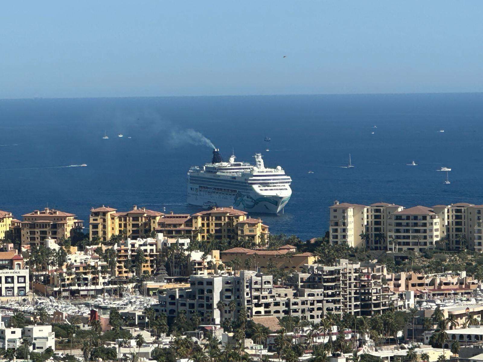 Los Cabos Magisterial Este Hermoso Condo combina amplitud, iluminación natural y acabados de calidad en una de las zonas más cómodas y prácticas para vivir , con cochera para dos autos y portón eléctrico. Cuenta con sala, comedor y cocina amplia con barra de granito. Los baños están renovados con canceles de vidrio, regaderas tipo lluvia y acabados modernos. Pisos de mármol, buena ventilación y excelente distribución. Lista para habitar o invertir, en una zona cómoda y céntrica. for sale
