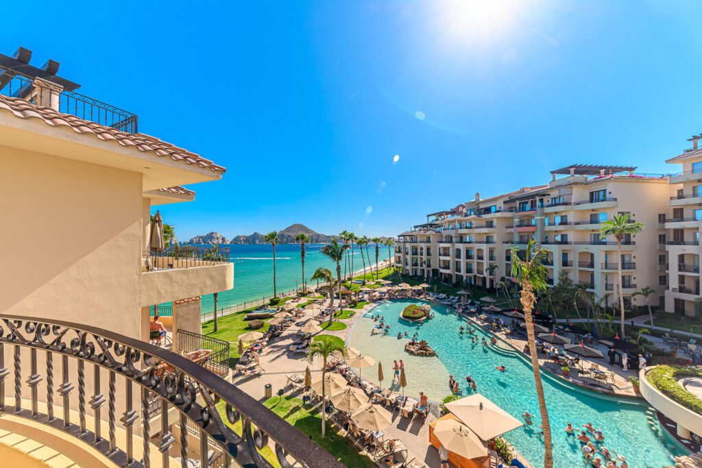 Los Cabos Cardinal Living Oportunidad en Cardinal Living, centro de Cabo. Depto 3 recámaras con lock-off: vive y renta o renta completo. Rooftop con jacuzzi, gym, asadores y vistas. Elevador, parking techado y seguridad 24/7. Listo para generar ingresos. 60% enganche + 40% a 2 años al 7%.Investment at Cardinal Living, downtown Cabo. 3BR lock-off unit: live & rent or rent all. Rooftop w/ jacuzzi, gym, BBQ & – K.M. 0.5 Camino Viejo a San Jose, Cabo San Lucas, BS
