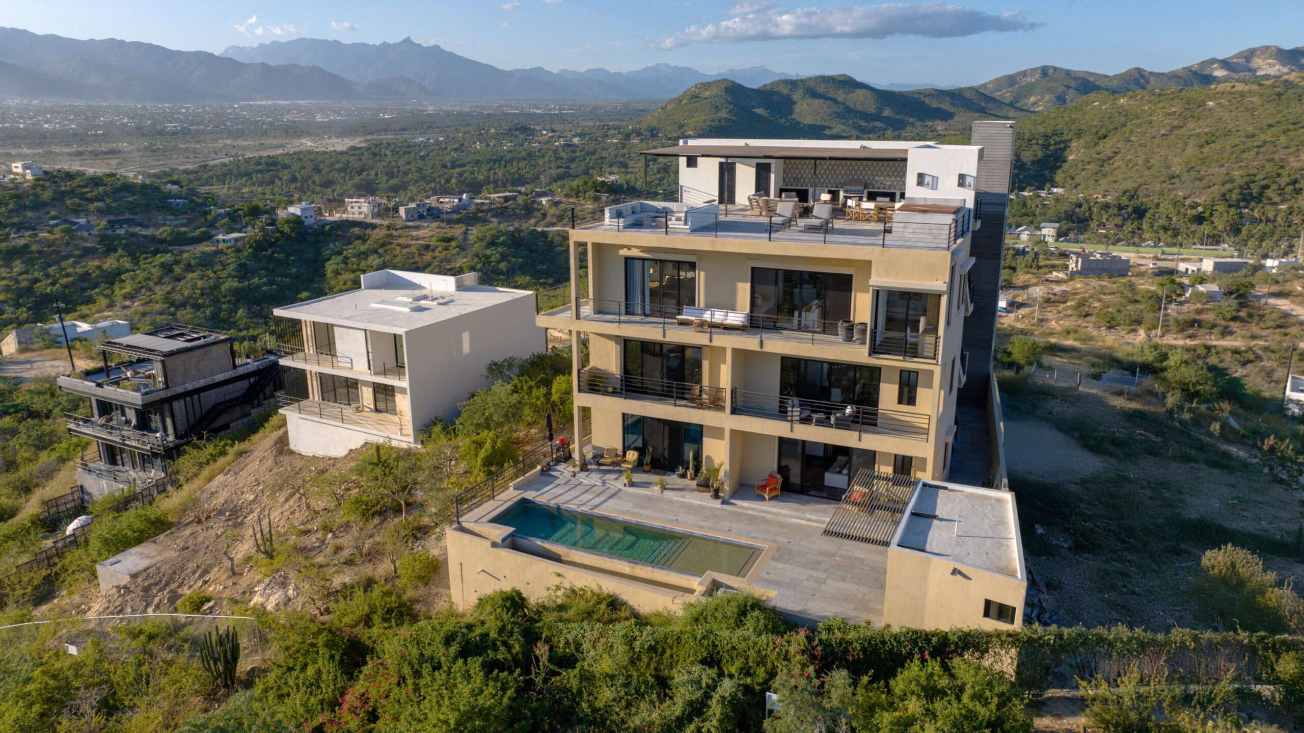 Los Cabos Magisterial Este Hermoso Condo combina amplitud, iluminación natural y acabados de calidad en una de las zonas más cómodas y prácticas para vivir , con cochera para dos autos y portón eléctrico. Cuenta con sala, comedor y cocina amplia con barra de granito. Los baños están renovados con canceles de vidrio, regaderas tipo lluvia y acabados modernos. Pisos de mármol, buena ventilación y excelente distribución. Lista para habitar o invertir, en una zona cómoda y céntrica. for sale