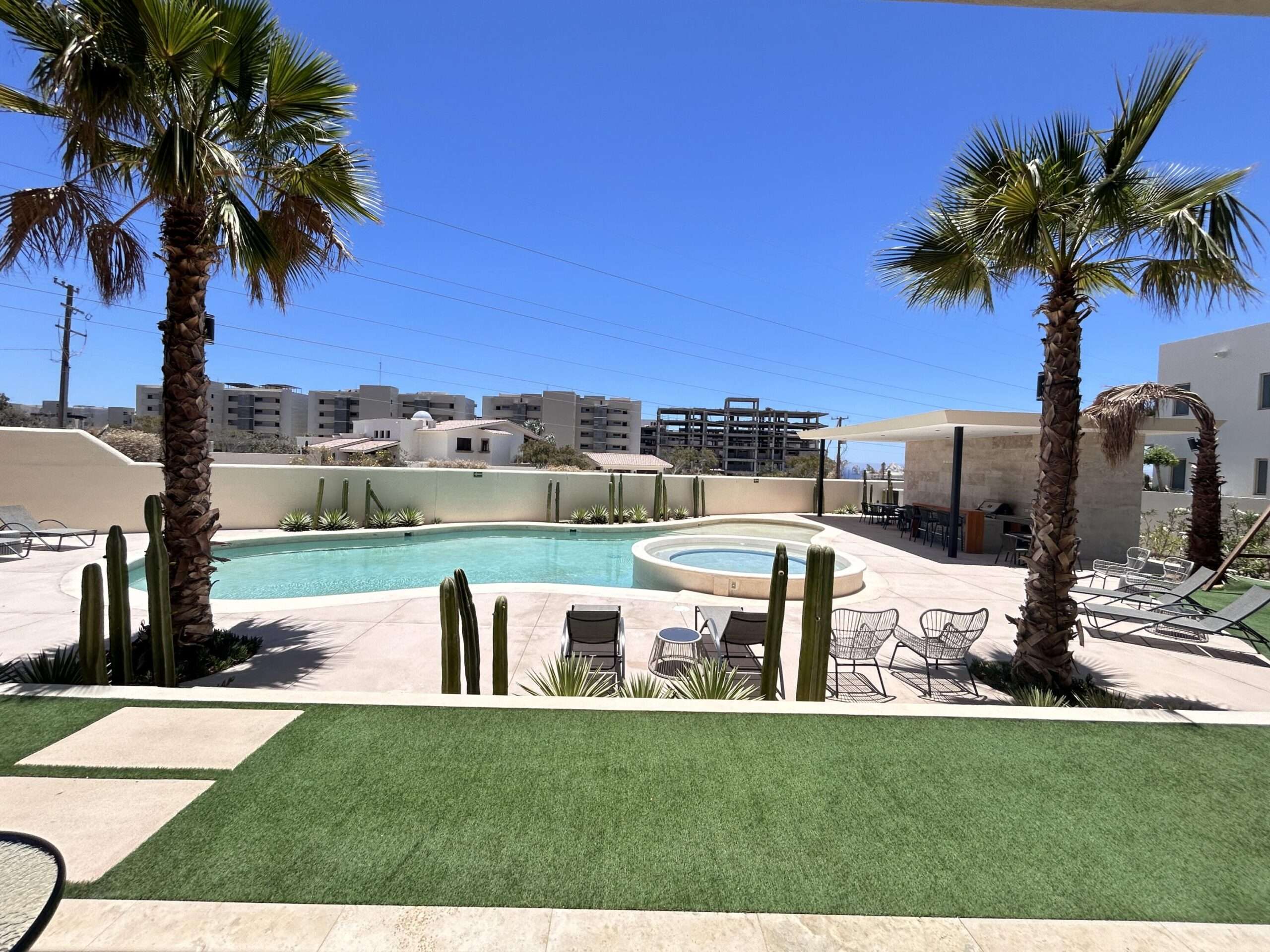 Los Cabos Oasis Oasis San José is a unique mixed-use development in one of the fastest-growing areas of San José del Cabo. Combining a modern commercial plaza with retail spaces for lease from 30 to 723 m² and pre-sale 1 & 2-bedroom residences, it offers strong investment potential and long-term appreciation.Strategically located on Blvd. Forjadores, next to G20 and just 20 minutes from Los Cabos International Airport, Oasis blends connectivity, lifestyle, and convenience.Amenities include a pool, gym, pickleball court, café, BBQ areas, social terraces, green spaces, kids areas, pet zone, and more.Delivery:• Tower G: 18 months• Tower A: 20 months for sale