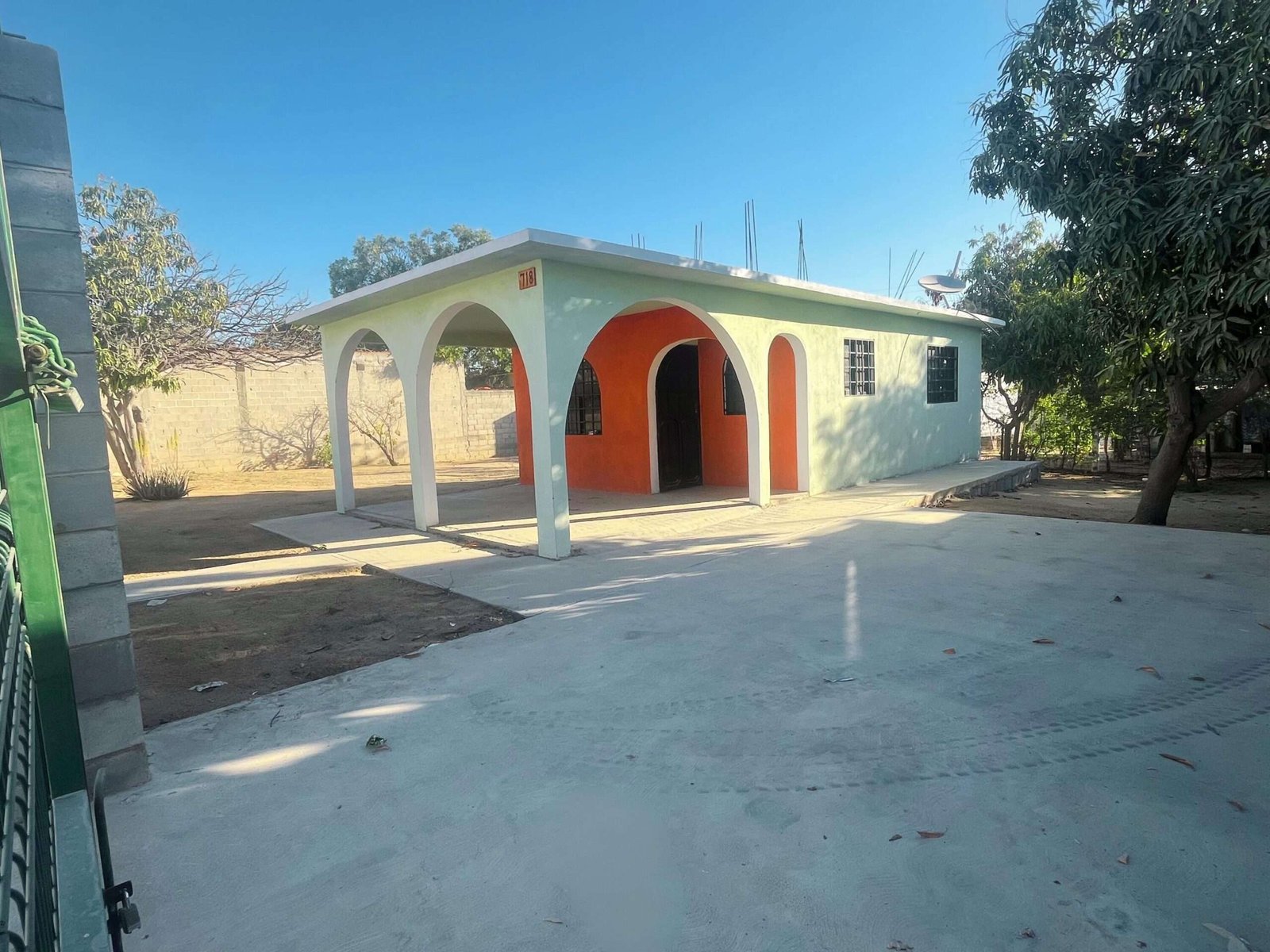 Los Cabos Monte Real Casa en Privada Cola de Caballo, Fraccionamiento Monte RealHermosa casa de dos plantas diseñada para ofrecerte comodidad y funcionalidad en cada rincón. Cuenta con dos amplias 2 habitaciones, un baño y medio, cocina integral completamente equipada, sala y comedor integrados que crean un ambiente perfecto para convivir en familia.Uno de sus mayores atractivos es su privilegiada ubicación dentro de la Privada Cola de Caballo, en el reconocido Fraccionamiento Monte Real, donde disfrutarás de todo lo que necesitas a pocos minutos: escuelas, clínicas de salud, supermercados y acceso rápido a las principales vías de comunicación, haciendo tu día a día mucho más práctico.La propiedad cuenta además con una cisterna de 5,000 litros y está ubicada en esquina dando mayor rp for sale
