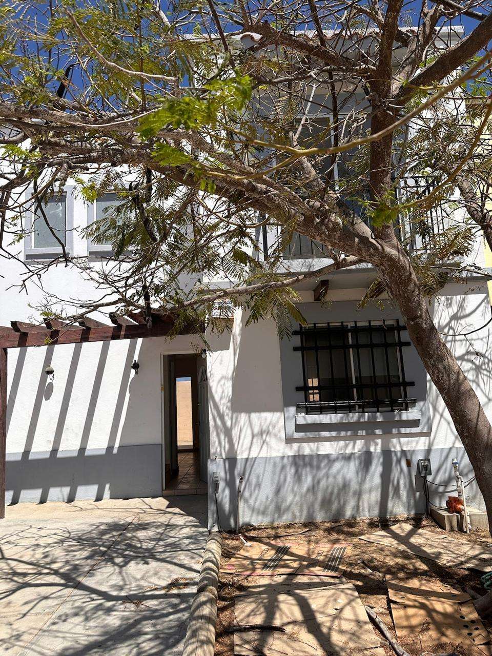 Los Cabos Monte Real Casa en Privada Cola de Caballo, Fraccionamiento Monte RealHermosa casa de dos plantas diseñada para ofrecerte comodidad y funcionalidad en cada rincón. Cuenta con dos amplias 2 habitaciones, un baño y medio, cocina integral completamente equipada, sala y comedor integrados que crean un ambiente perfecto para convivir en familia.Uno de sus mayores atractivos es su privilegiada ubicación dentro de la Privada Cola de Caballo, en el reconocido Fraccionamiento Monte Real, donde disfrutarás de todo lo que necesitas a pocos minutos: escuelas, clínicas de salud, supermercados y acceso rápido a las principales vías de comunicación, haciendo tu día a día mucho más práctico.La propiedad cuenta además con una cisterna de 5,000 litros y está ubicada en esquina dando mayor rp for sale
