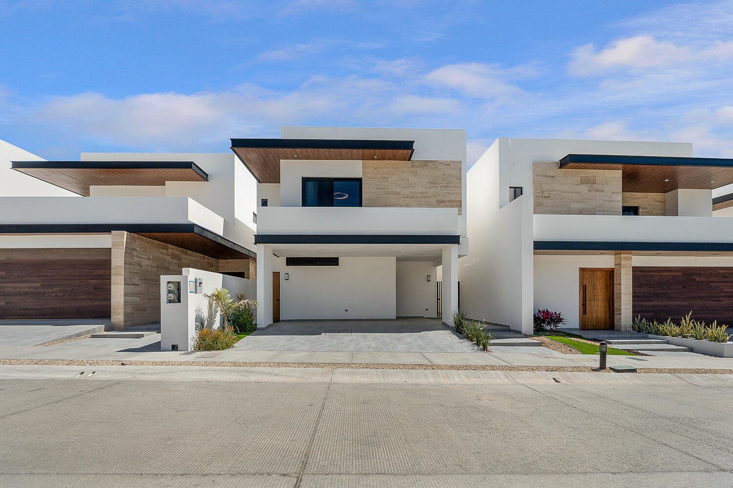 Los Cabos Rancho Par-El Cielito Hot sale! Priced to sell Modern Tuscan Townhome in El CielitoLocated atop Rancho Paraíso, this beautiful 3 bedroom, 3 bathroom corner unit offers privacy, and tranquility. Enjoy stunning ocean for sale