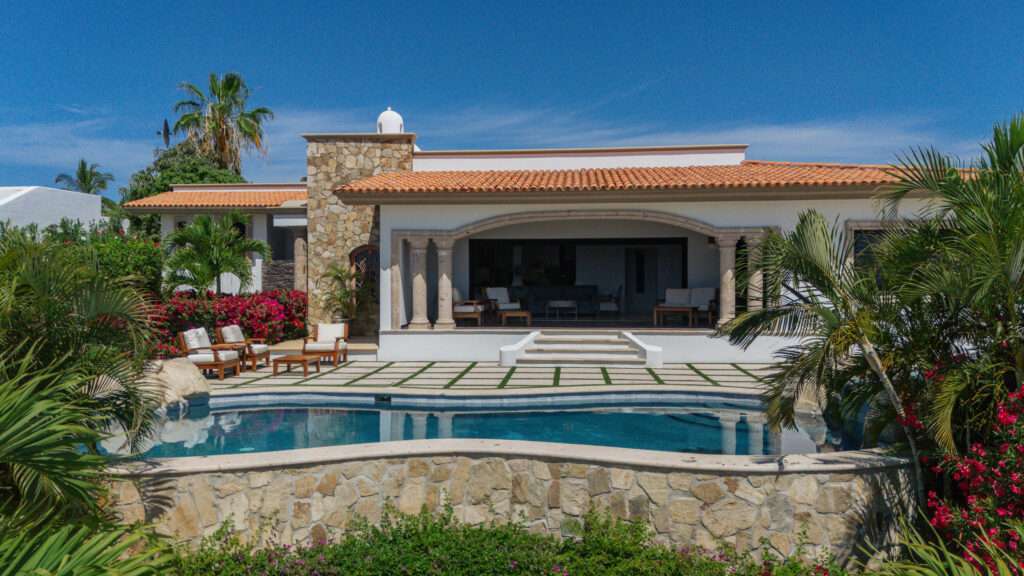 Los Cabos Bugambilias Located in Bugambillias at Cabo Real, this 3-bed, 4 full + 1 half bath home offers 2,754 ft² interior on a 3,378 ft² lot with ocean and golf course – 25 CAMINO DEL PACIFICO BAJO, Cabo San Lucas, BS