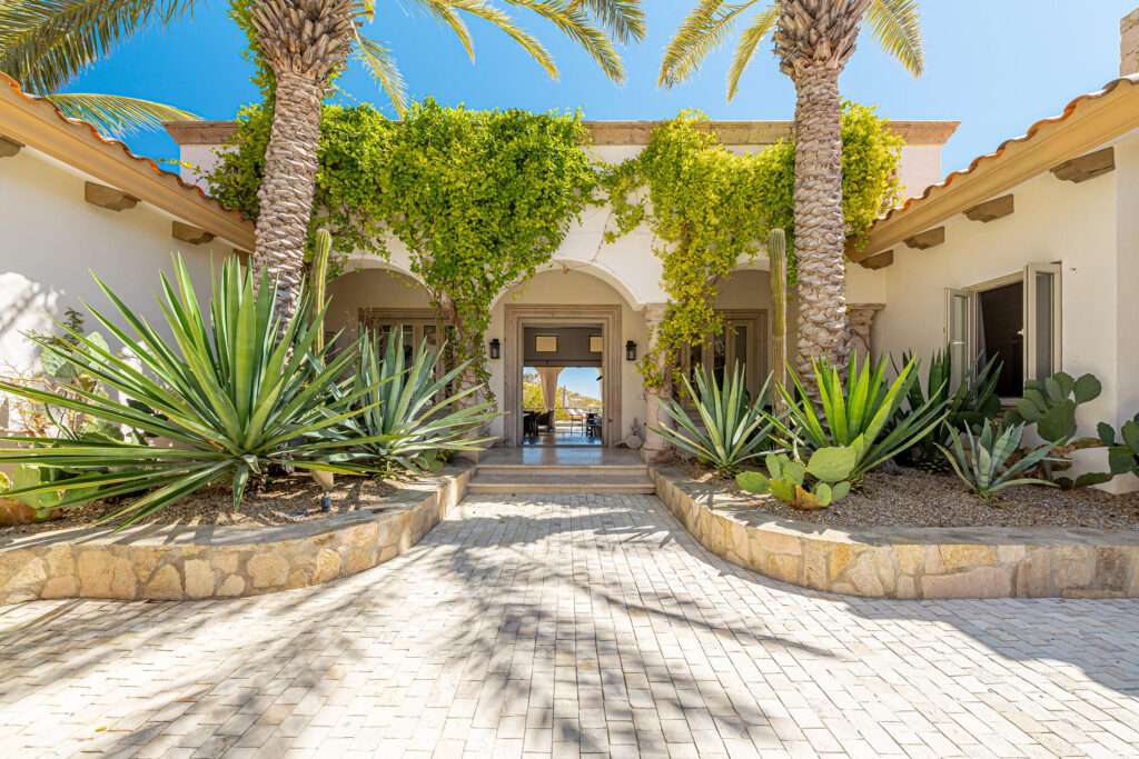Los Cabos Santa Carmela Luxury turnkey estate located in the prestigious gated community of Santa Carmela. Beautiful protected ocean – 2-C Cerro del Vigia, Cabo San Lucas, BS