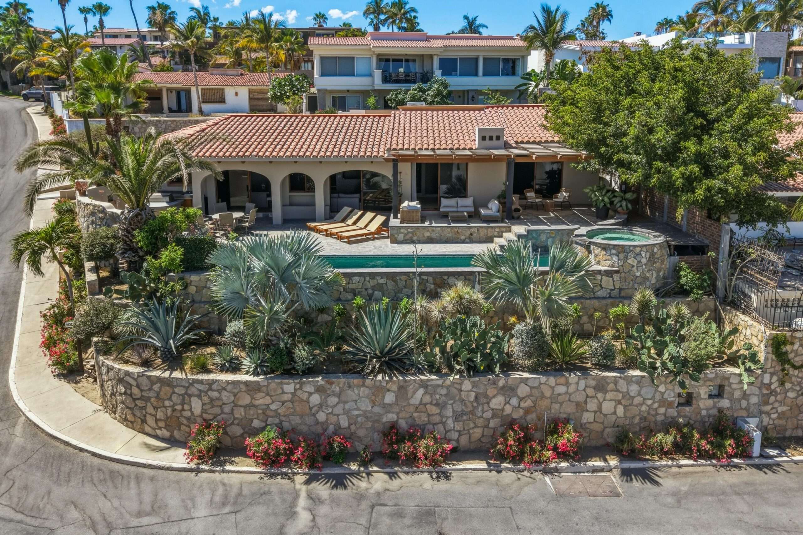 Los Cabos Cresta Del Mar Located on a Cul De sac - A luxurious 4 bed 4 and 2 half bath House with full casita that has a separate entrance and kitchen. Ocean for sale