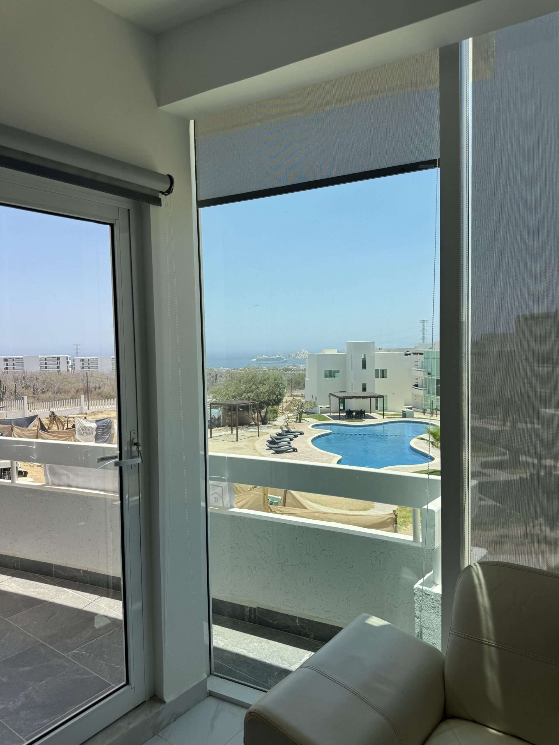 Los Cabos Luna Del Tezal Excelente oportunidad en Luna del Tezal!Departamento de 2 recámaras y 2 baños, ubicado en el segundo piso. Cuenta con cocina integral equipada con cubierta de cuarzo, área de lavado, clósets, minisplits y persianas, listo para habitarse o destinarse a inversión. Sus amplios ventanales brindan excelente iluminación natural y una agradable vista hacia las áreas comunes del desarrollo. Ubicado en una de las zonas con mayor crecimiento y plusvalía de Cabo San Lucas, es una excelente oportunidad para adquirir un patrimonio o generar ingresos por renta. Precio de venta: for sale