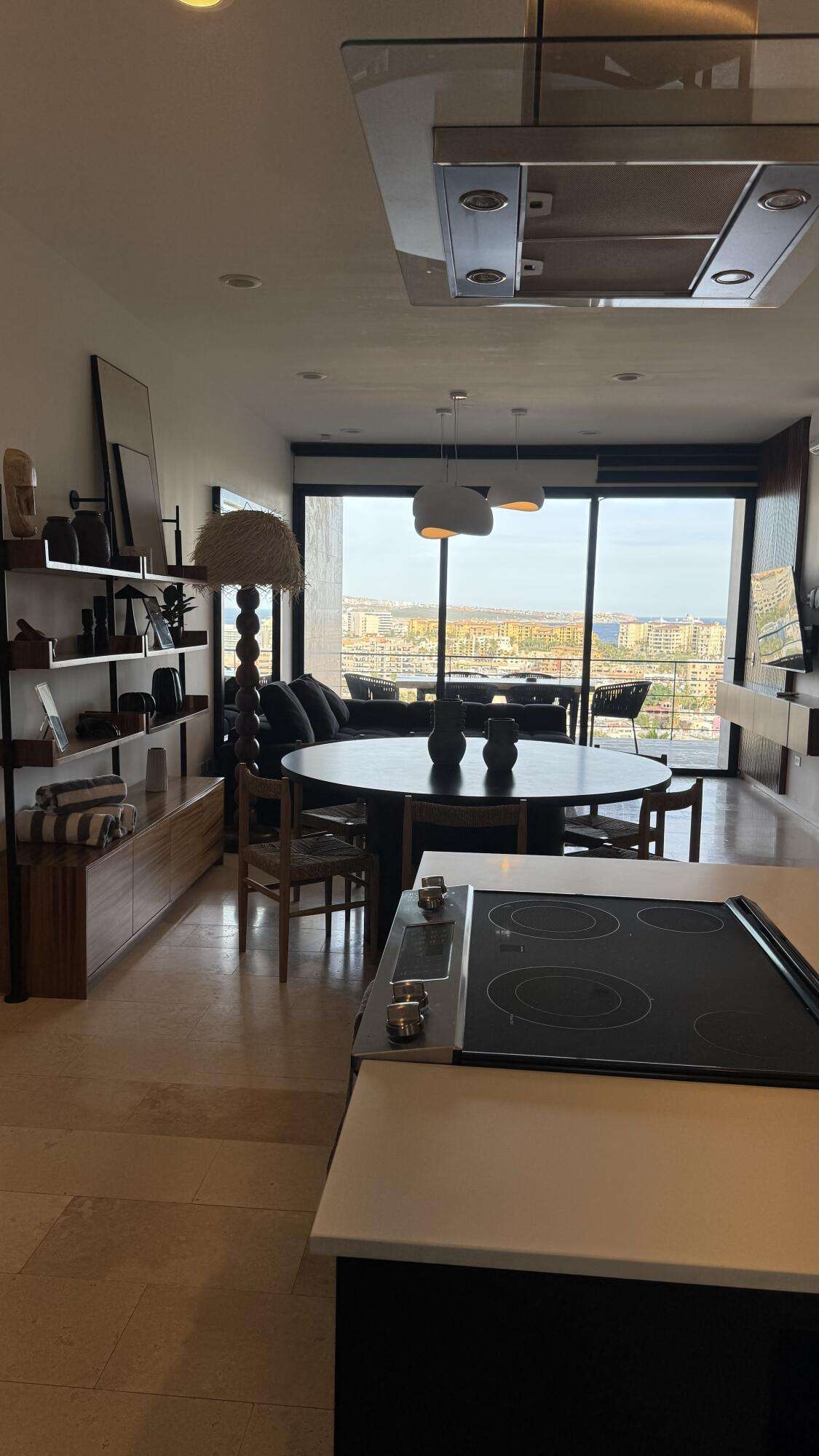 Los Cabos Luna Del Tezal Excelente oportunidad en Luna del Tezal!Departamento de 2 recámaras y 2 baños, ubicado en el segundo piso. Cuenta con cocina integral equipada con cubierta de cuarzo, área de lavado, clósets, minisplits y persianas, listo para habitarse o destinarse a inversión. Sus amplios ventanales brindan excelente iluminación natural y una agradable vista hacia las áreas comunes del desarrollo. Ubicado en una de las zonas con mayor crecimiento y plusvalía de Cabo San Lucas, es una excelente oportunidad para adquirir un patrimonio o generar ingresos por renta. Precio de venta: for sale